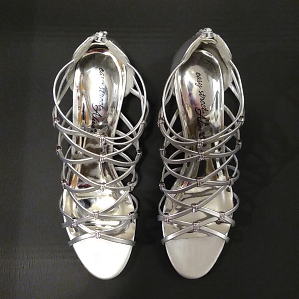 Selling Silver Nightingale easy street Alive @5 ladies dress heels